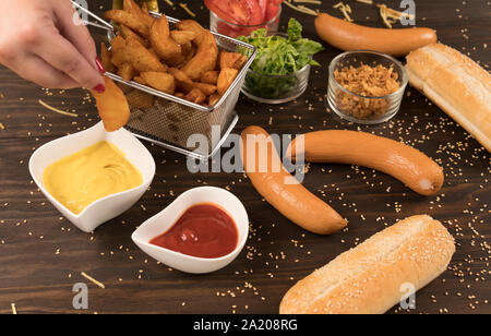 Pommes frites wedges trempant dans de la moutarde.Vue de dessus Banque D'Images