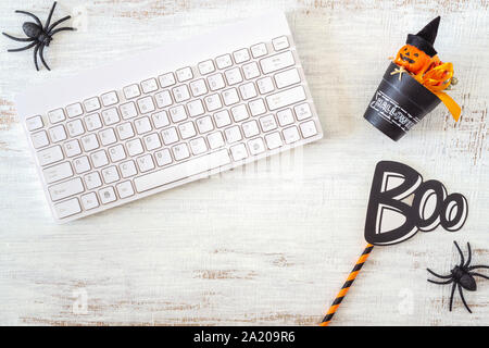Happy Halloween Festival. Espace de travail de bureau télévision jeter Vue supérieure avec copie espace. Banque D'Images