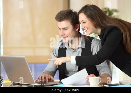 Happy businesswoman showing coffre contenu à son collègue au bureau Banque D'Images