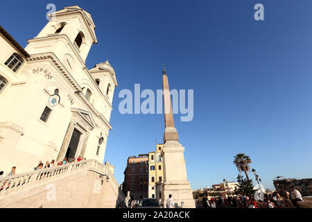 Editorial Rome, Italie, le 16 juin 2019 : les touristes visitent l'église Santissima Trinità dei Monti situé en haut de la place d'Espagne Banque D'Images