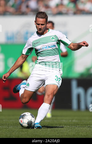 29 septembre 2019, la Bavière, Fürth : Soccer : 2ème Bundesliga, Greuther Fürth --Mer, 8e journée Holstein Kiel, au Sportpark Ronhof Thomas Sommer. Paul Seguin de Fürth joue la balle. Photo : Daniel Karmann/DPA - NOTE IMPORTANTE : en conformité avec les exigences de la DFL Deutsche Fußball Liga ou la DFB Deutscher Fußball-Bund, il est interdit d'utiliser ou avoir utilisé des photographies prises dans le stade et/ou la correspondance dans la séquence sous forme d'images et/ou vidéo-comme des séquences de photos. Banque D'Images