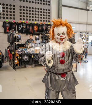 Un homme en robe comme un clown Halloween à l'Nor-Con annuel de film et de bande dessinée de congrès tenu à Norwich Banque D'Images