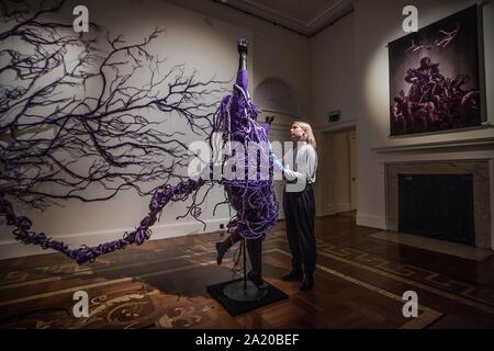 Londres, Royaume-Uni. 29 septembre 2019. Mary Sibande sont venus "en point", exposition, Somerset House, Londres, Royaume-Uni. 'Image montre une inversion de rétrograder, scène 2, ' 2013, partie de l'artiste contemporain sud-africain Mary Sibande UK la première exposition solo, "est venue en point', exposé au Somerset House entre le 3 octobre - 5 janvier 2020. Crédit : Jeff Gilbert/Alamy Live News Banque D'Images