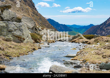 Mountain Creek. L'eau s'écoule en ruisseau de montagne avec la fonte des neiges au printemps. Banque D'Images