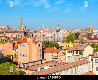 Vue sur le toit du centre historique de Bologne. Italie Banque D'Images