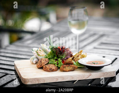 Fruits de mer asiatique mixte tapas platter sur Bangkok restaurant table Banque D'Images