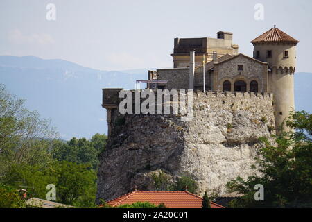 Petit château en pierre situé au sommet d'un affleurement rocheux Banque D'Images