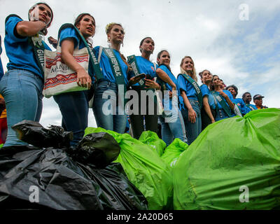 Manille, 30 septembre. 26Th Oct, 2019. Miss Terre 2019 candidats en face de sacs à déchets recueillis avec les travailleurs de la région métropolitaine de Manille Development Authority (MMDA) lors d'un nettoyage des côtes à Manille, Philippines, 30 Septembre, 2019. Le nettoyage des côtes fait partie des activités menant à l'élection de Miss Terre 2019 nuit couronnement dans la province de Naga, le 26 octobre 2019. Credit : Rouelle Umali/Xinhua/Alamy Live News Banque D'Images