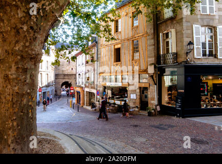 Une place dans le centre de la ville Vannes Morbihan Bretagne France. Il y a un arbre et vraiment vieux maisons médiévales fait d'argile et de bois. Banque D'Images