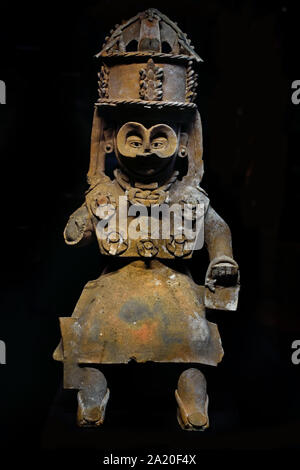 Tlaloc, 300-900 AD, Orizaba, Veracruz, état, 27x64cm, Tlaloc ( membre du panthéon des dieux dans la religion aztèque. En tant que dieu suprême de la pluie, la fertilité de la terre, de l'eau. Adoré comme un bienfaisant qui donne la vie et la subsistance.), l'Amérique latine en terre cuite. Banque D'Images