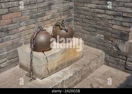 Sphères de fer pour retenir prisonniers dans le gouvernement du comté Museum à Pingyao Banque D'Images