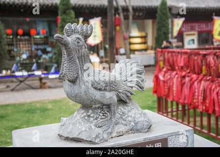 Editorial : PINGYAO, Shanxi, Chine, le 10 avril 2019 - Statue d'un coq dans le Temple du dieu de la ville, dans la vieille ville de Pingyao Banque D'Images