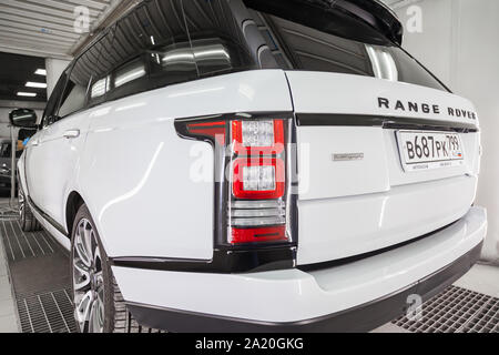 Novosibirsk, Russie - 08.01.2018 : blanc et noir Land Rover Range Rover Autobiography vue arrière dans le service automobile garage en attente de laver et les détails Banque D'Images