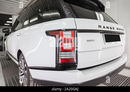 Novosibirsk, Russie - 08.01.2018 : blanc et noir Land Rover Range Rover Autobiography vue arrière dans le service automobile garage en attente de laver et les détails Banque D'Images