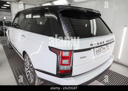 Novosibirsk, Russie - 08.01.2018 : blanc et noir Land Rover Range Rover Autobiography vue arrière dans le service automobile garage en attente de laver et les détails Banque D'Images