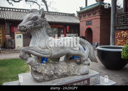 Editorial : PINGYAO, Shanxi, Chine, le 10 avril 2019 - Statue d'un cheval dans la ville Temple de Dieu, dans la vieille ville de Pingyao Banque D'Images