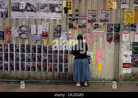 Des affiches et des messages couvrant les murs et les trottoirs à Kowloon, Hong Kong, où les autorités ont rejeté l'appel pour un pro-démocratie sur mars la Journée nationale de la Chine maison de vacances, après deux jours de violents affrontements entre manifestants et policiers. Banque D'Images