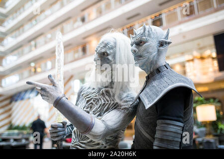 27 septembre 2019, Basse-Saxe, Langenhagen : cosplayeurs, personnages de la série US 'Game of Thrones', sont debout à l 'événement ventilateur trône con' dans un hall d'hôtel à l'aéroport Hannover-Langenhagen. Selon les organisateurs, environ 800 fans sont venus pour être près de leurs idoles de la série. Photo : Moritz Frankenberg/dpa Banque D'Images