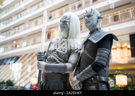 27 septembre 2019, Basse-Saxe, Langenhagen : cosplayeurs, personnages de la série US 'Game of Thrones', sont debout à l 'événement ventilateur trône con' dans un hall d'hôtel à l'aéroport Hannover-Langenhagen. Selon les organisateurs, environ 800 fans sont venus pour être près de leurs idoles de la série. Photo : Moritz Frankenberg/dpa Banque D'Images