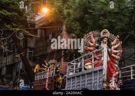 Kolkata. Sep 29, 2019. Transport de personnes l'idole de la Déesse Durga pour le prochain festival Durga Puja à Calcutta, Inde le 29 septembre, 2019. Durga Puja est une des plus grandes fêtes hindoues pour adorer la Déesse Durga qui symbolise la puissance et le triomphe du bien sur le mal dans la mythologie Hindoue. Credit : Tumpa Mondal/Xinhua/Alamy Live News Banque D'Images