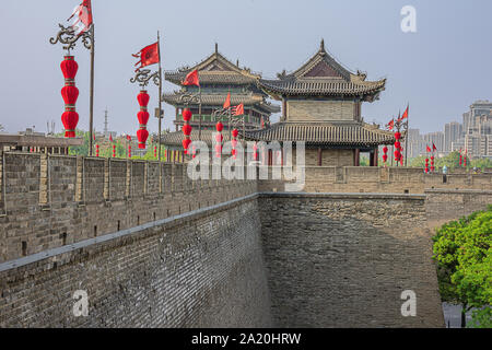 Tours de guet dans le mur de la ville de Xi'an avec des bâtiments modernes à l'arrière-plan Banque D'Images