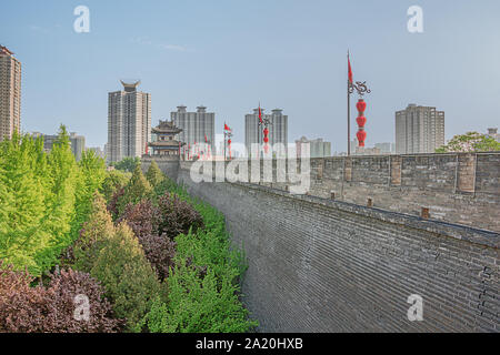 Le mur de la ville de Xi'an et une tour de guet lointain avec les bâtiments modernes à l'arrière-plan Banque D'Images