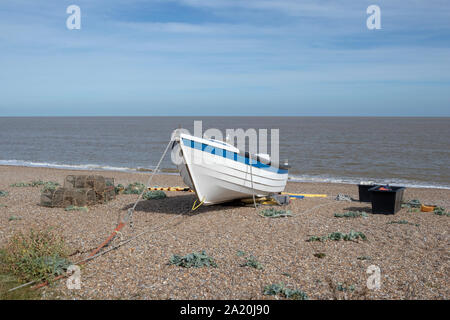 Bateau de pêche et équipement sur la plage de Sizewell dans le Suffolk, Angleterre Banque D'Images