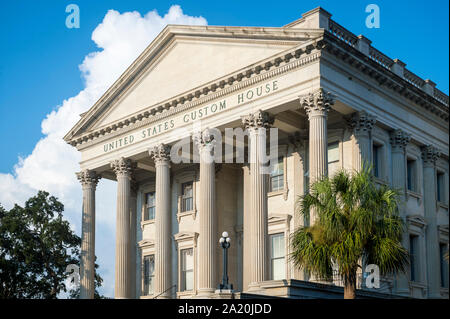 Vue panoramique de l'après-midi néoclassique United States Custom House Building avec palmetto palmiers à Charleston, Caroline du Sud, USA Banque D'Images