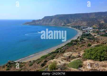 Magnifique paysage de mer Méditerranée bay et plage dans le village de Pissouri, Chypre, de sable, de collines arides alentours, vu du haut du point de vue. Banque D'Images