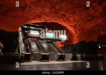 Stockholm, Suède 7 Juin 2019 : la station de métro célèbre Solna Centrum. Métro station de métro tunnelbana avec escalator et noir rouge comme le feu grottes w Banque D'Images