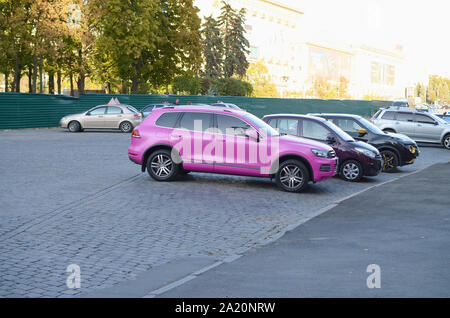KHARKOV, UKRAINE - 24 septembre 2019 : Volkswagen Touareg Hybrid NF en magenta couleur violette sur place parking Banque D'Images
