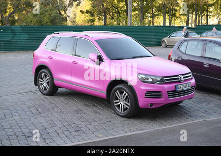 KHARKOV, UKRAINE - 24 septembre 2019 : Volkswagen Touareg Hybrid NF en magenta couleur violette sur place parking Banque D'Images