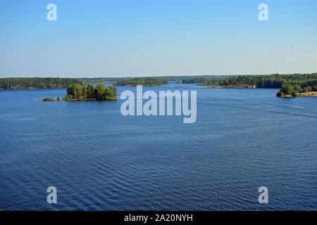 Paysage au bord du lac Saimaa à partir de Luukkaansalmi bridge à Lappeenranta, en Finlande. Banque D'Images