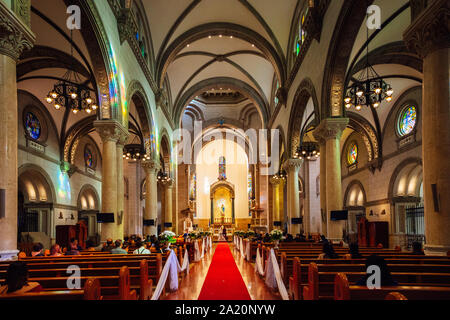 Manille, Philippines - Le 10 novembre 2018 : regarder les gens d'un service de mariage à la Cathédrale de Manille, le 10 novembre 2018, à Manille, aux Philippines. Banque D'Images