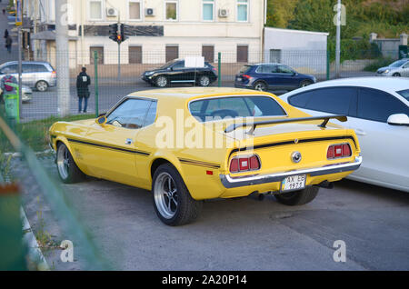 KHARKOV, UKRAINE - 24 septembre 2019 : vue arrière de Ford Mustang Mach 1 de couleur jaune vif sur parking public Banque D'Images