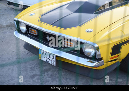KHARKOV, UKRAINE - 24 septembre 2019 : Ford Mustang Mach 1 de couleur jaune vif sur parking public Banque D'Images