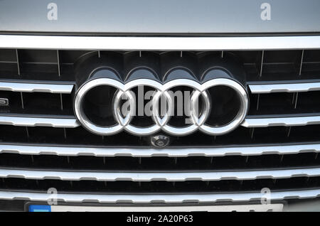 KHARKOV, UKRAINE - 24 septembre 2019 : Audi Q5 3.0 TDI quattro Sport, l'année de modèle 2018 vue avant close up Banque D'Images