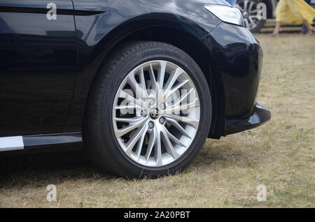 KHARKOV, UKRAINE - 31 août 2019 : Toyota Corolla la roue avec les pneus Bridgestone Turanza et jantes en aluminium. Toyota Motor Corporation est japonaise Banque D'Images