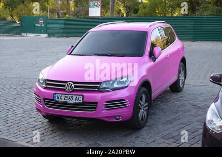 KHARKOV, UKRAINE - 24 septembre 2019 : Volkswagen Touareg Hybrid NF en magenta couleur violette sur place parking Banque D'Images