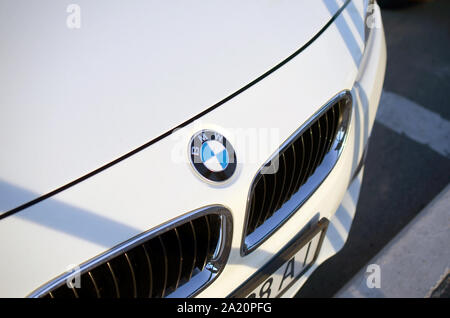 KHARKOV, UKRAINE - 24 septembre 2019 - Vue avant du véhicule BMW blanche avec le logo de l'entreprise Banque D'Images
