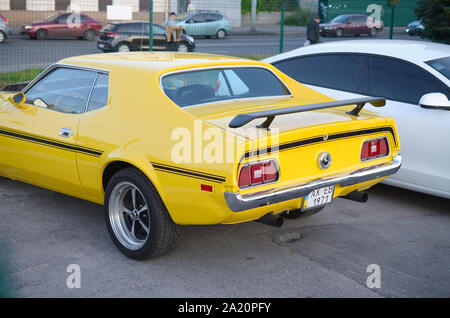 KHARKOV, UKRAINE - 24 septembre 2019 : vue arrière de Ford Mustang Mach 1 de couleur jaune vif sur parking public Banque D'Images