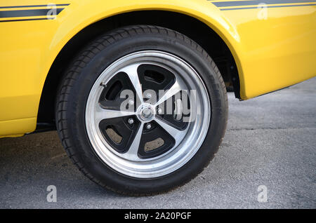 KHARKOV, UKRAINE - 24 septembre 2019 : la roue de la Ford Mustang Mach 1 de couleur jaune vif sur parking public Banque D'Images
