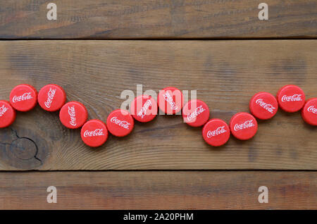 KHARKOV, UKRAINE - 8 septembre 2019 : de nombreux red caps avec coca cola logo sur fond de bois. Le Coca-Cola est une boisson sans alcool célèbre d Banque D'Images