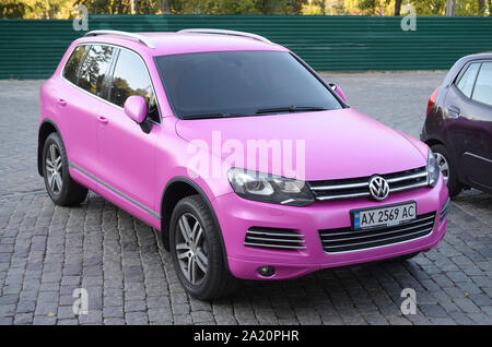 KHARKOV, UKRAINE - 24 septembre 2019 : Volkswagen Touareg Hybrid NF en magenta couleur violette sur place parking Banque D'Images