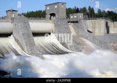 Imatra barrage hydroélectrique ouverte d'écluse. Imatra (rapide Imatrankoski en finnois) est célèbre attraction touristique Banque D'Images