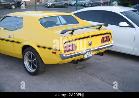 KHARKOV, UKRAINE - 24 septembre 2019 : vue arrière de Ford Mustang Mach 1 de couleur jaune vif sur parking public Banque D'Images