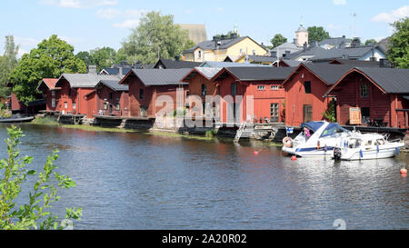 Porvoo, Finlande - le 28 juillet 2019 : la rivière de Porvoo et historique ancienne en bois maisons rouges sur la rivière. Banque D'Images