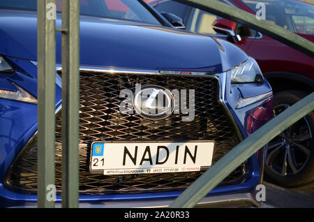 KHARKOV, UKRAINE - 24 septembre 2019 : Lexus NX 300h partie avant avec le logo de la société et nom NADIN sur numéro de plaque d'immatriculation. Banque D'Images