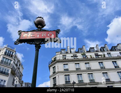Metro sign at Le quartier du Marais. Paris, France. Banque D'Images