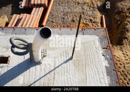 Vide conduites pour bloc d'alimentation et de Ventilation domestique contrôlée sur un plafond en béton en construction Banque D'Images